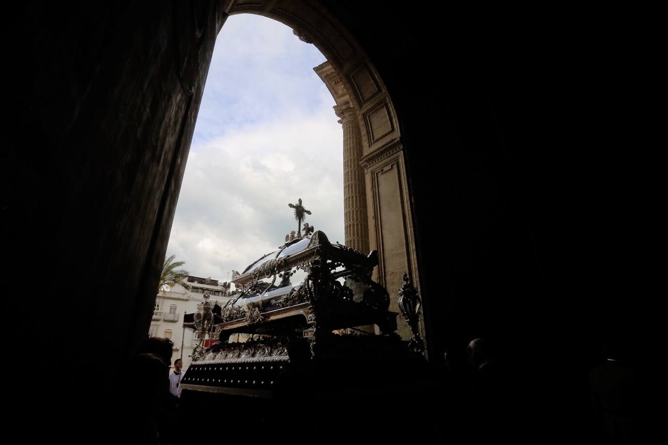 VÍDEO: La cruz de Soledad golpea en el arco de la puerta de Santa Cruz de Cádiz